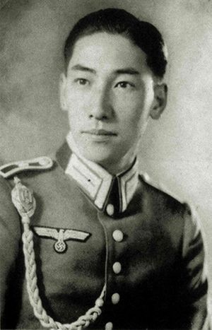 Сын Чан Кайши от японки. Как офицер вермахта принимал участие в польской кампании 1939 года.