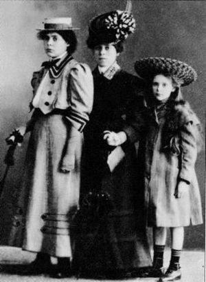 Елена Каган и её дочки.