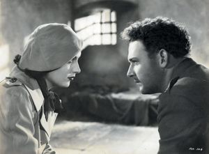 Кадр из фильма американского «Британский агент» (англ. British Agent), снятого Майклом Кёртисом в 1934 году. Источник https://images.kinorium.com/.