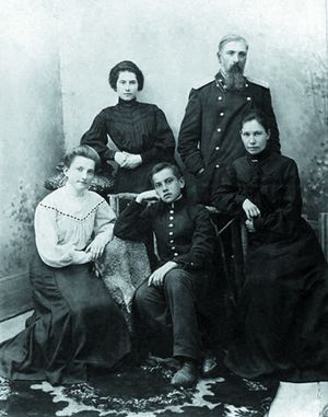 1905 год. В центре Володя, справа его мать. Особого сходства не видно.