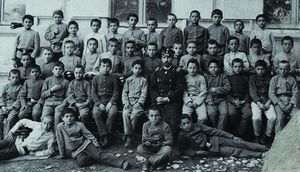 Маяковский в первом классе Кутаисской гимназии. Не мучайтесь – сидит в первом ряду третий слева.