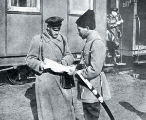 У поезда на станции г. Николаевска С. П. Захаров (слева) и В. И. Чапаев. Сентябрь 1918 года.
