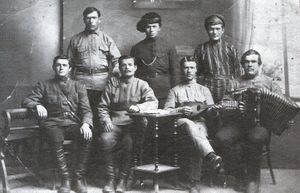 Сидят (слева направо): первый - Д. А. Фурманов, второй - В. И. Чапаев; стоит в центре - Петька, ординарец Чапаева. Фотография из архива газеты «Правда».