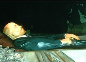 Russlovo 20151012 Mavzolei. Bronirovannii sarkofag s telom Lenina.jpg