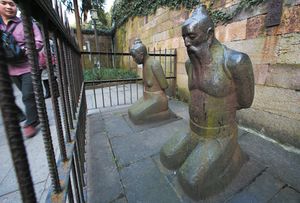Статуи Цинь Хуэя и госпожи Ван в храме Юэ Фэй. Посетители традиционно плюют на статуи, несмотря на меры по их охране как реликвий. (Изображение: Morio / Wikimedia CC BY-SA 4.0).