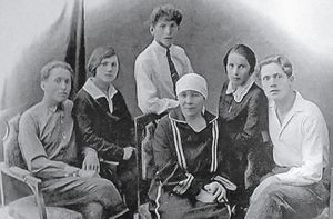 Пелагея Камешкерцева с детьми: Александром, Верой, Аркадием, Клавдией.