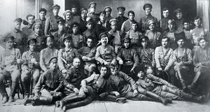 Д. Фурманов и В. Чапаев с бойцами и командирами 25 дивизии после боёв за Уфу. Июнь 1919 года.