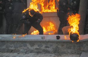 Горящий боец спецподразделения «Беркут» на Майдане. 2014 год.